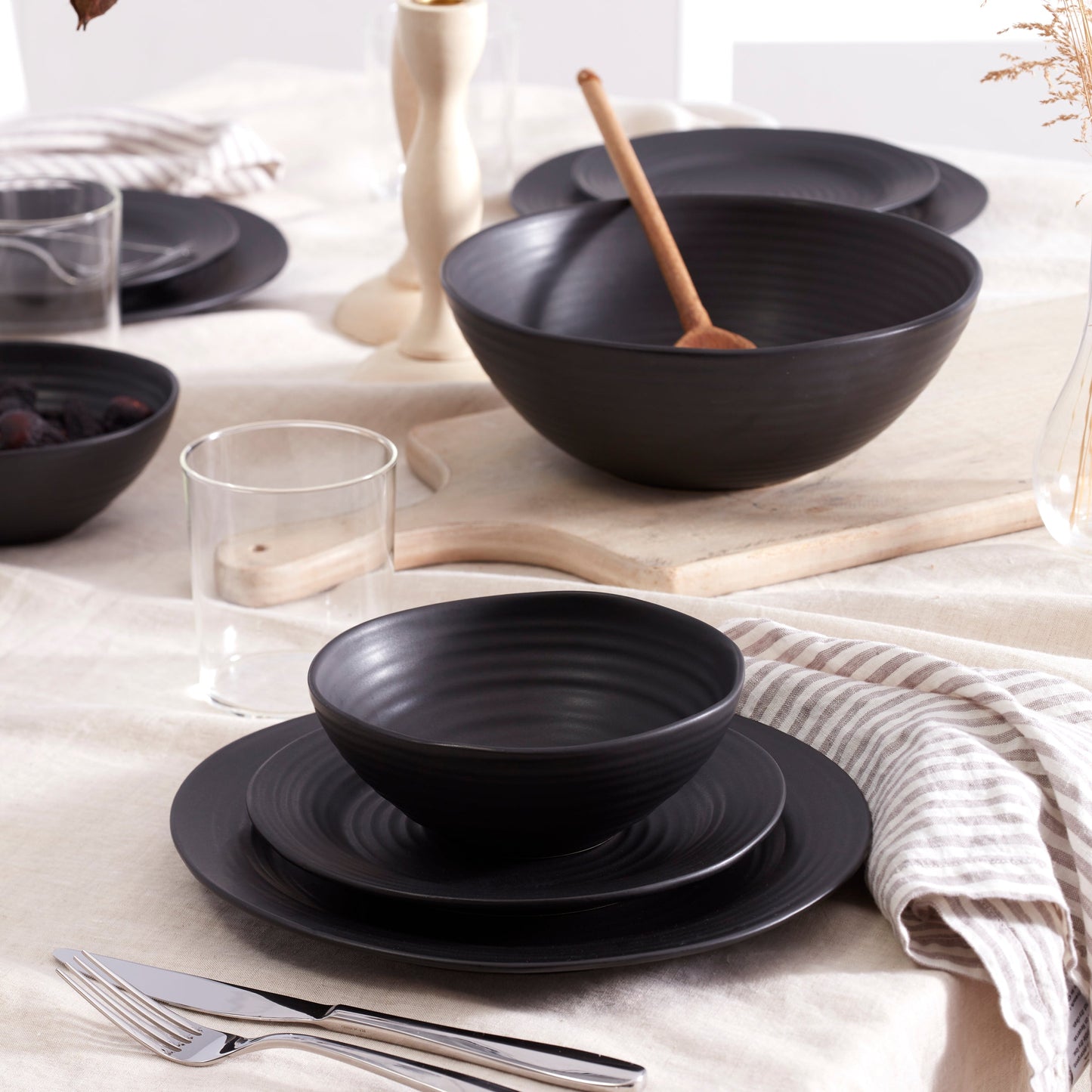 Ridge Black Dinner Plate