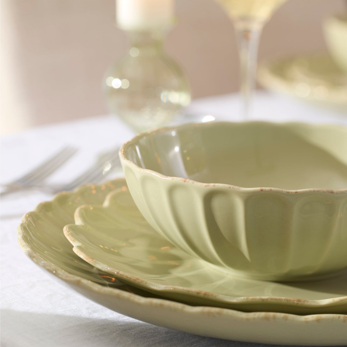 French Perle Scallop Matcha 24-Piece Dinnerware Set