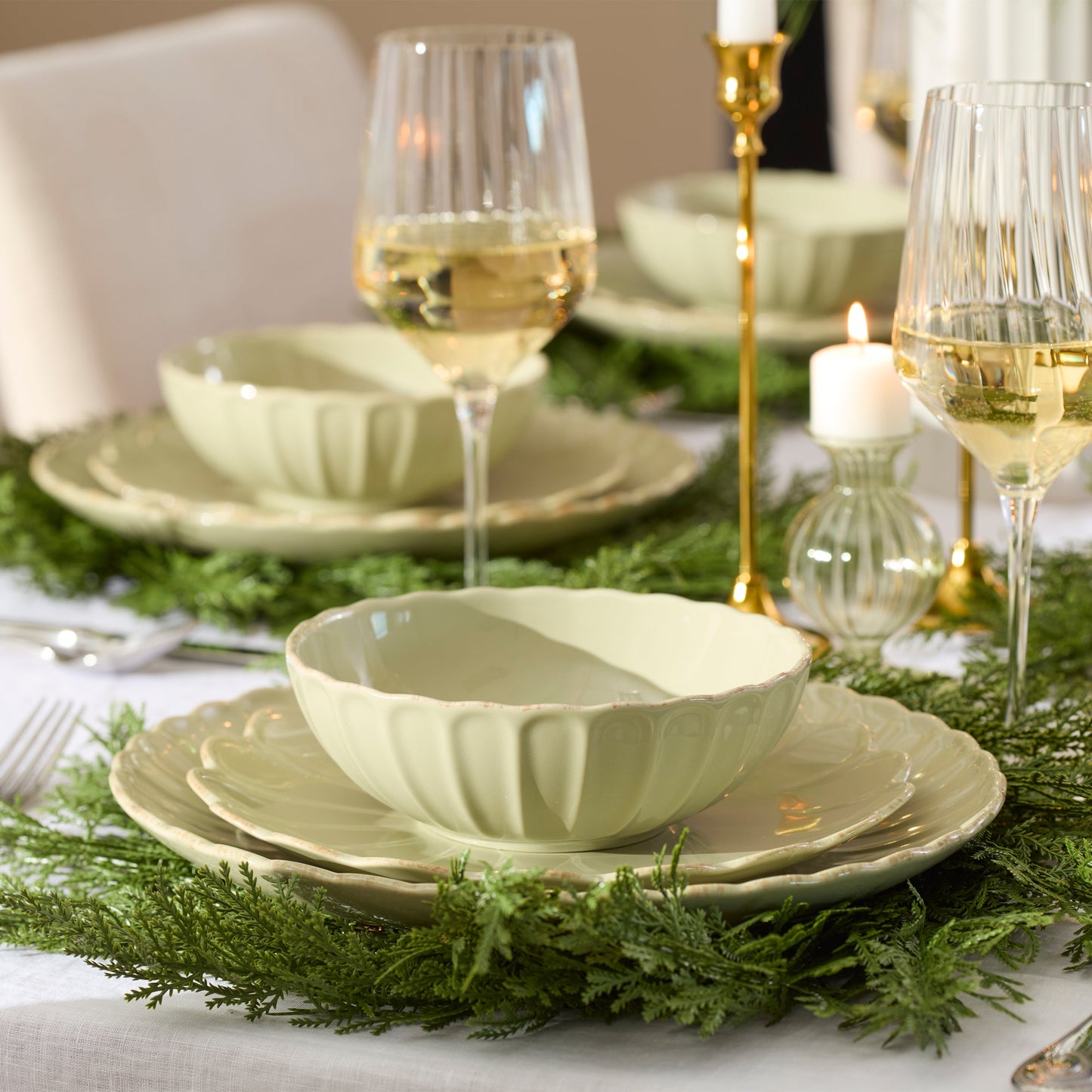 French Perle Scallop Matcha 18-Piece Dinnerware Set