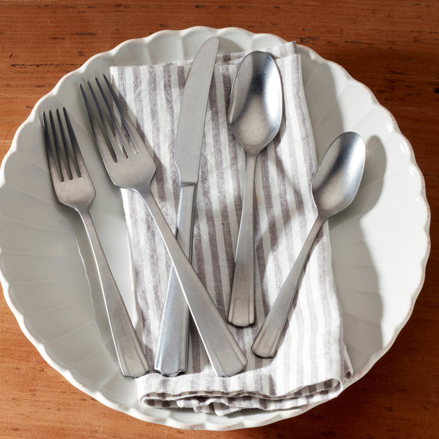 French Perle Scallop Vintage 65-Piece Flatware Set