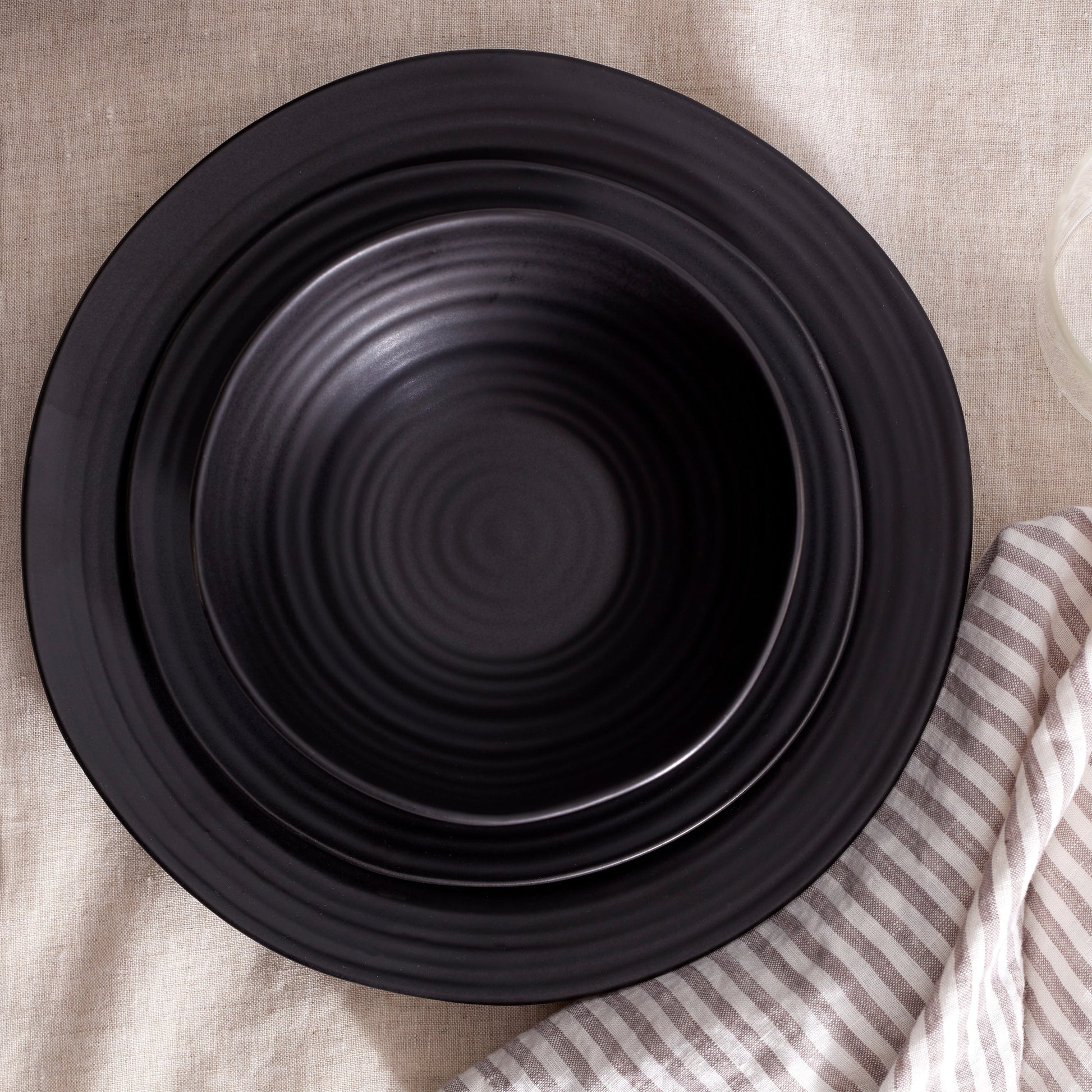 Ridge Black Dinner Plate