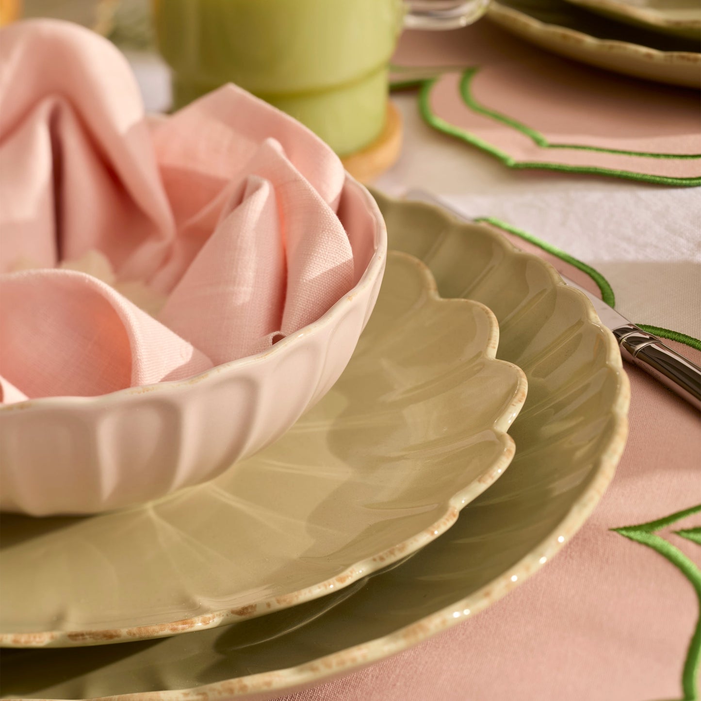 French Perle Scallop Matcha 24-Piece Dinnerware Set