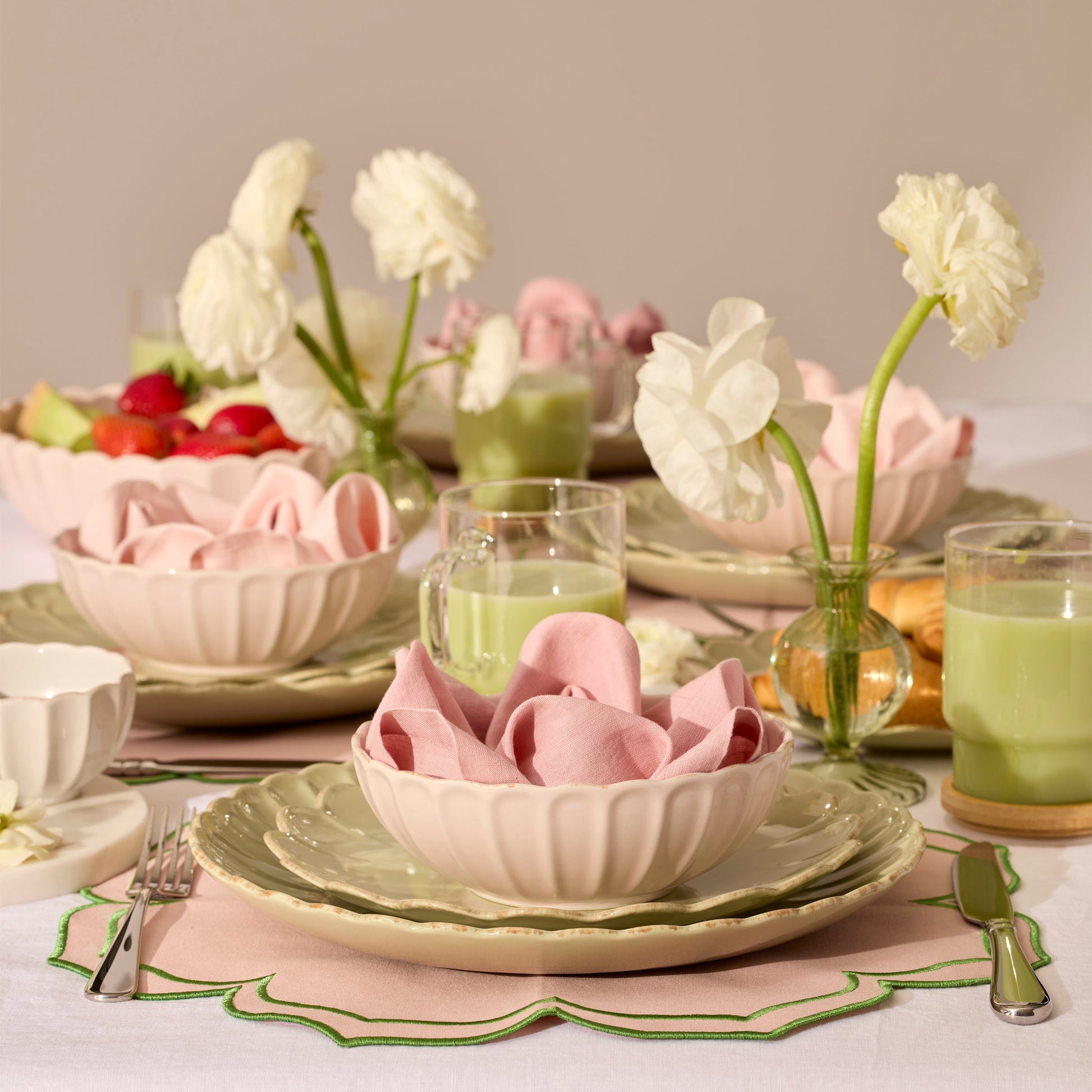 French Perle Scallop Matcha 24-Piece Dinnerware Set