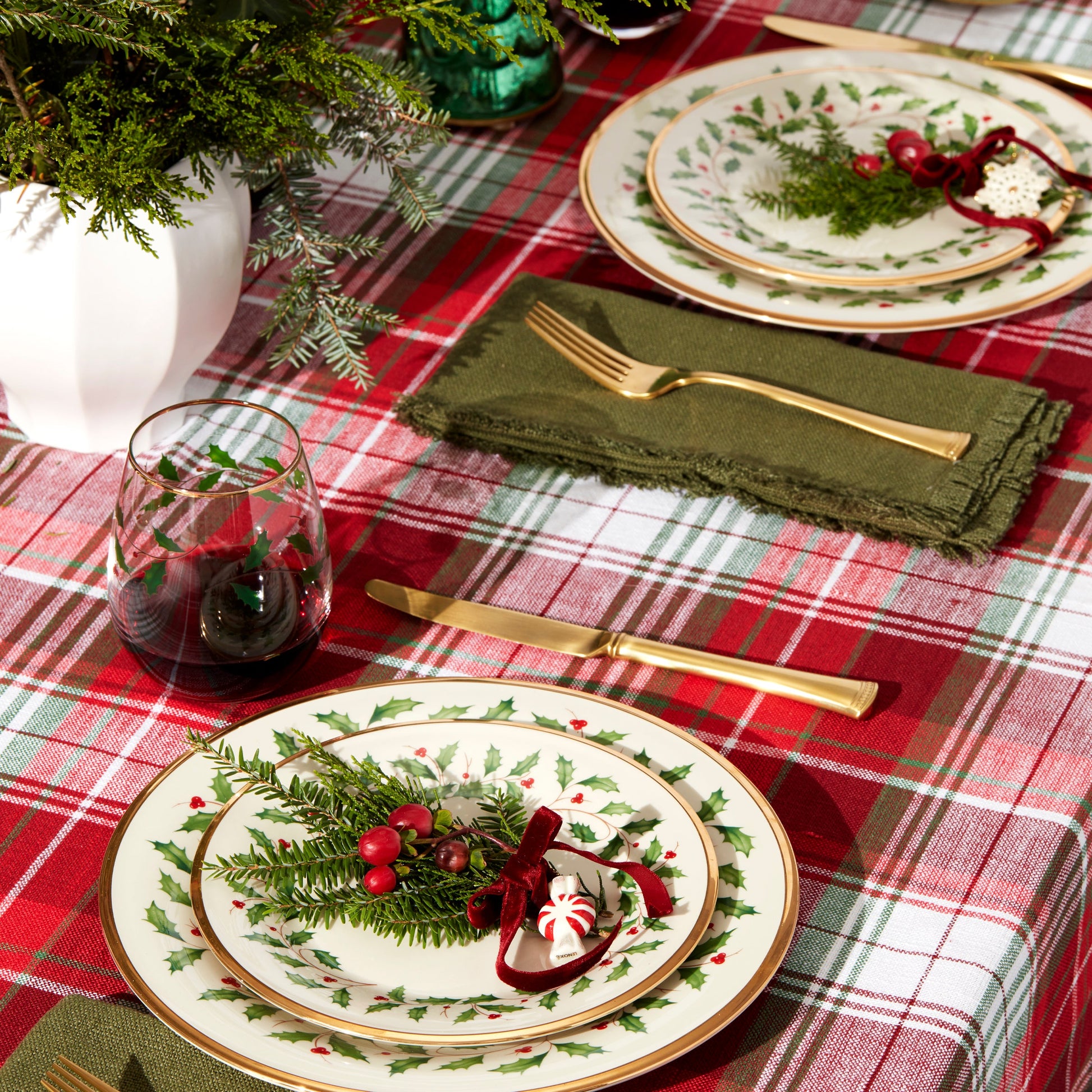 Holiday 18-Piece Dinnerware Set