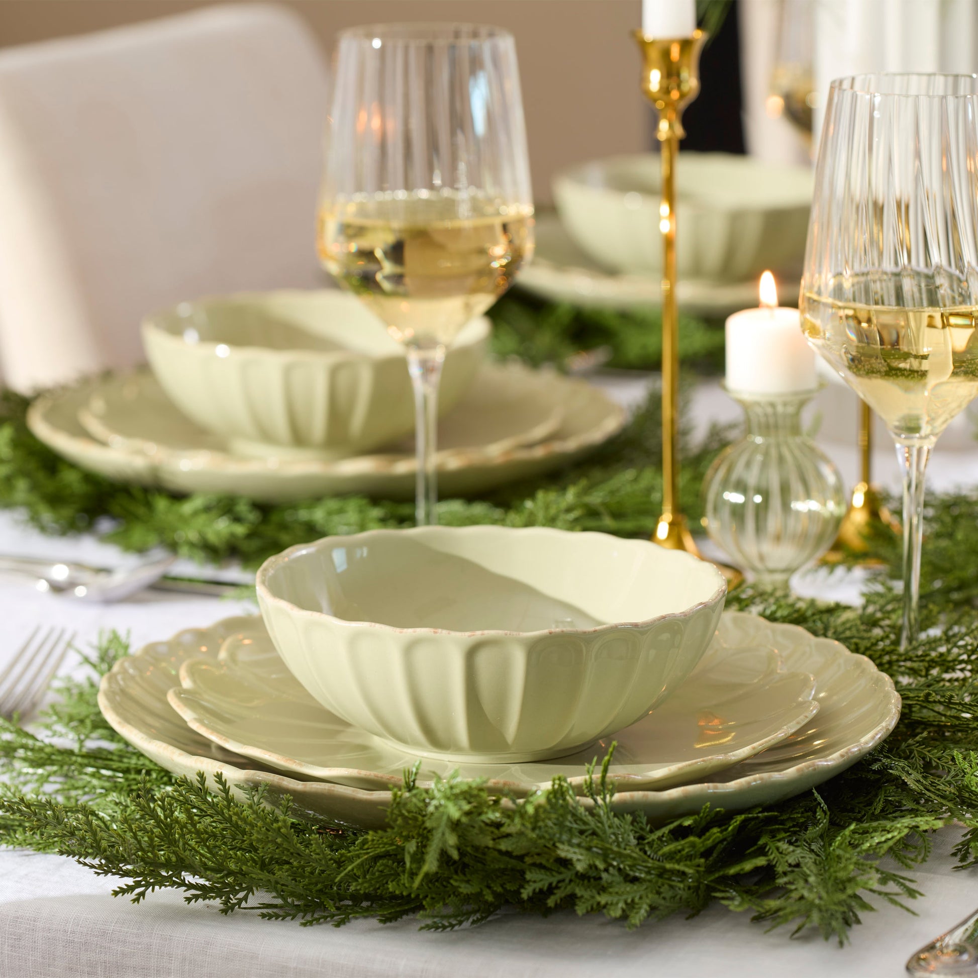 French Perle Scallop Matcha 18-Piece Dinnerware Set